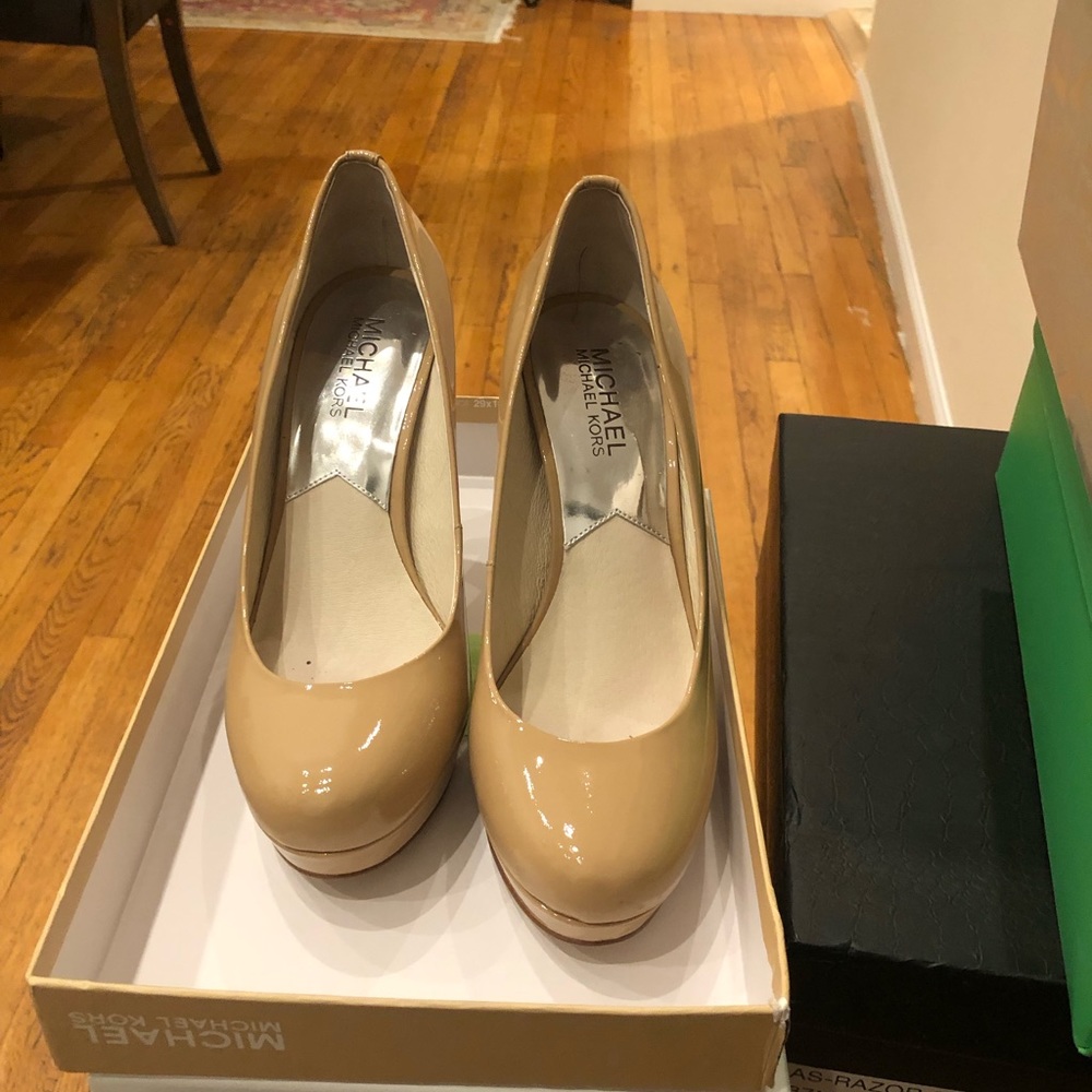 Nude patent leather platform pump